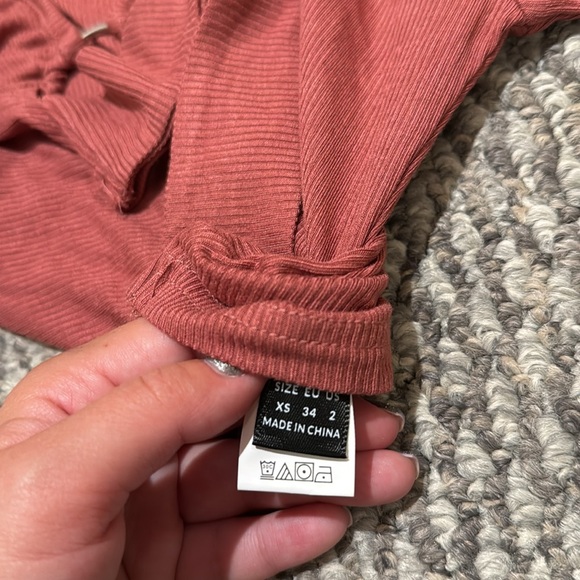 ⭐️5/$15⭐️ Ring crop top - Picture 3 of 4